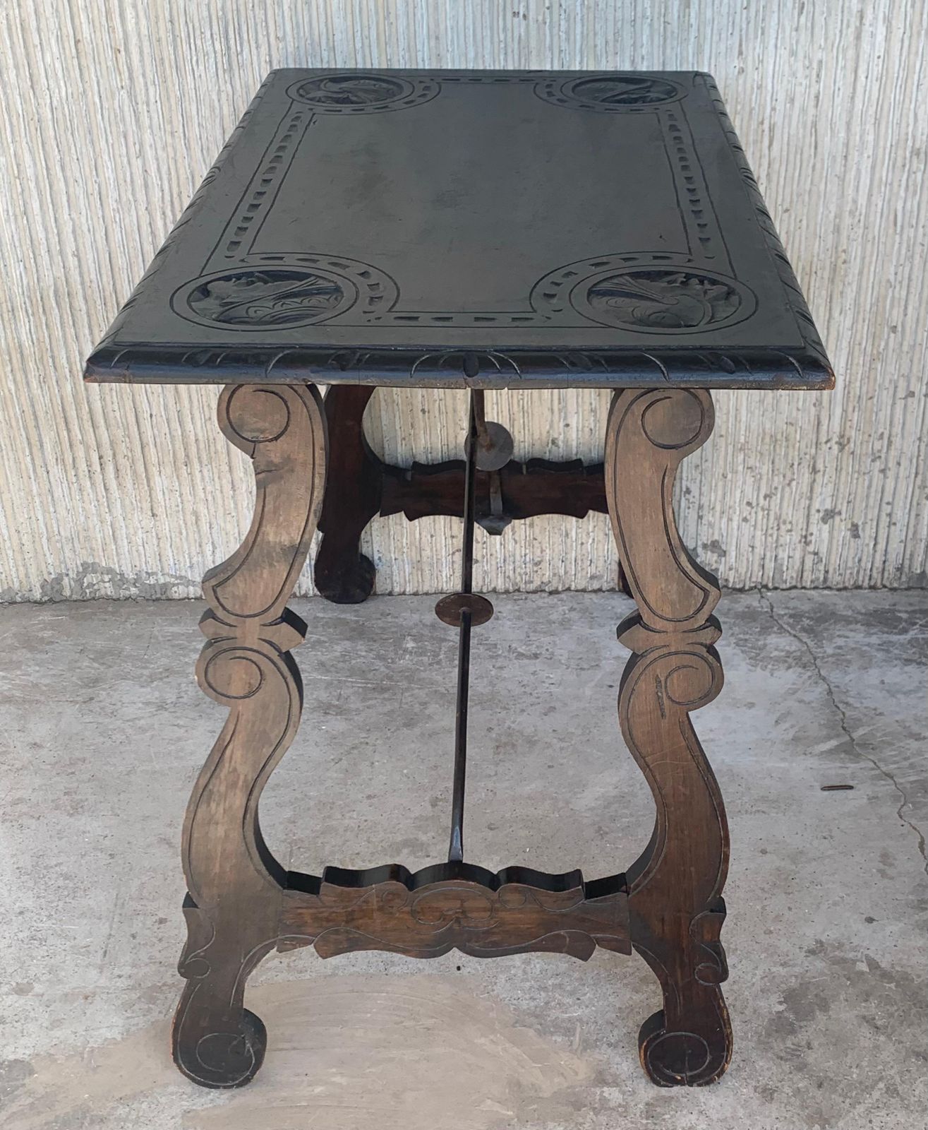 Table d'appoint baroque espagnole, plateau et pieds sculptés, traverses en fer, XIXe siècle photo buy