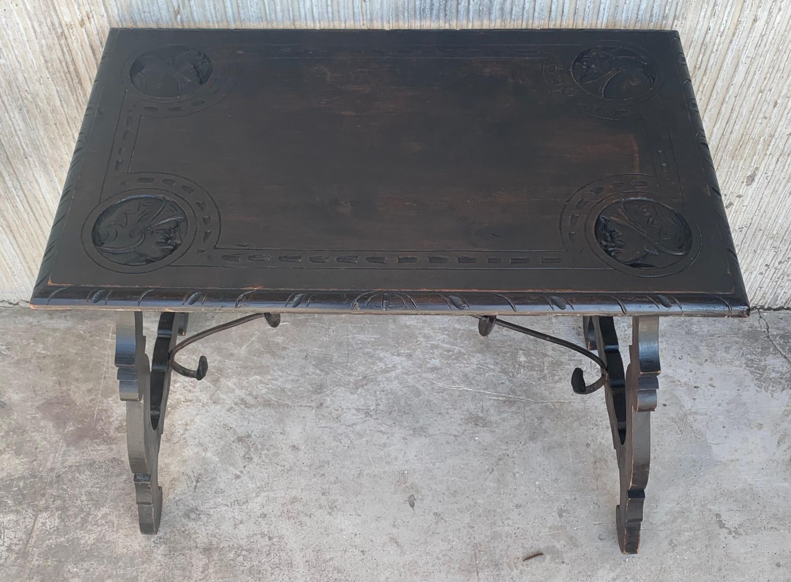 Table d'appoint baroque espagnole, plateau et pieds sculptés, traverses en fer, XIXe siècle photo vintage