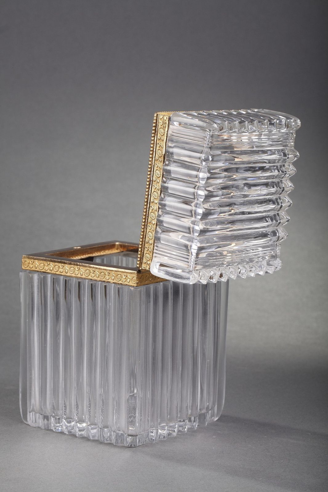 2010.0 Coffret en cristal taillé Charles X à montures en ormolu photo