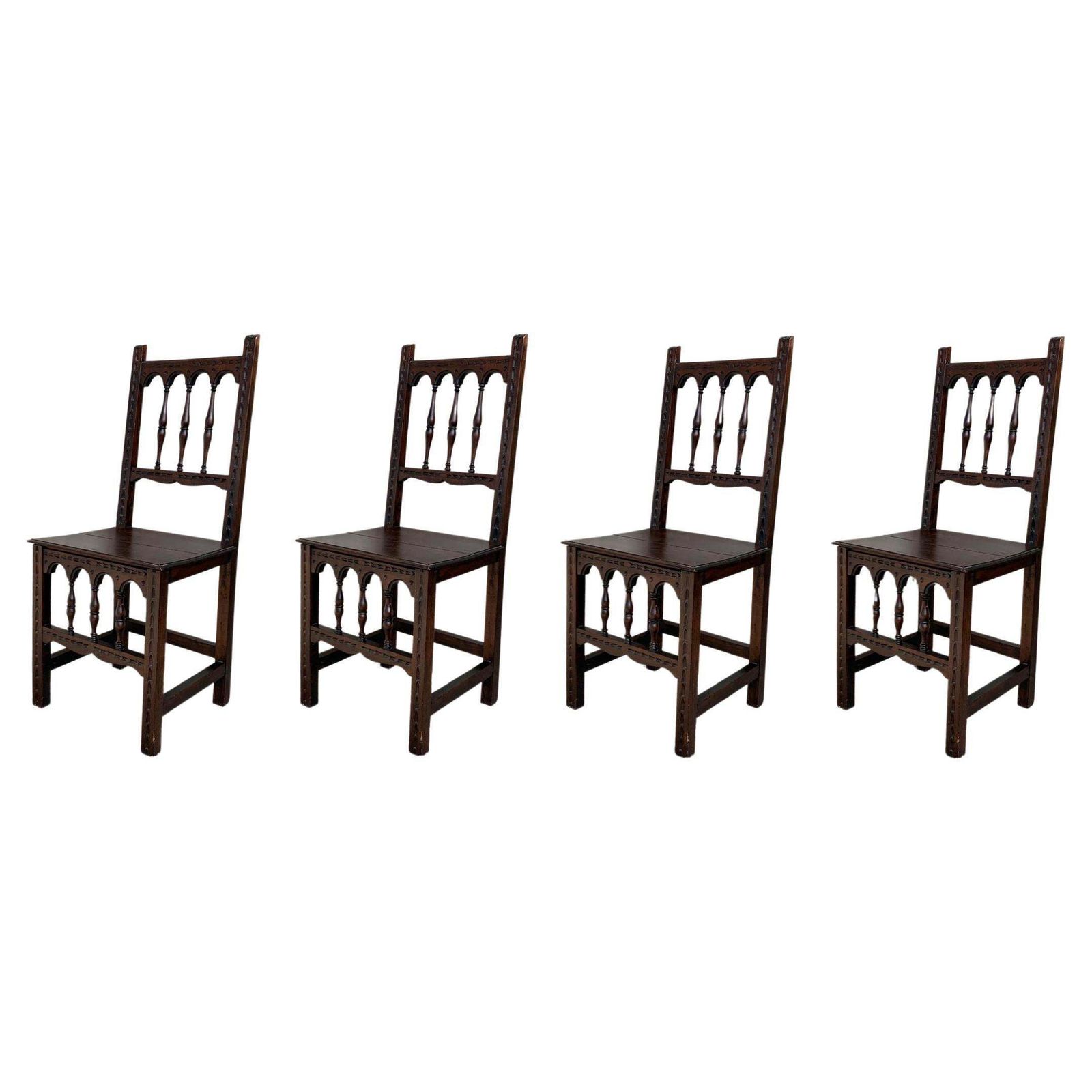 Ensemble de quatre chaises espagnoles sculptées, assise en bois, début du XXe siècle