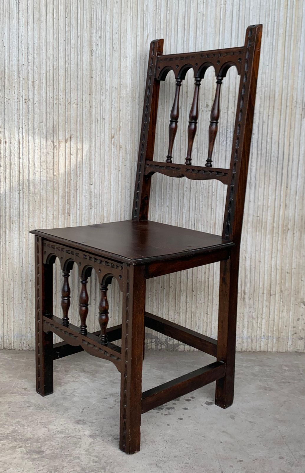 Ensemble de quatre chaises espagnoles sculptées, assise en bois, début du XXe siècle photo vinterior