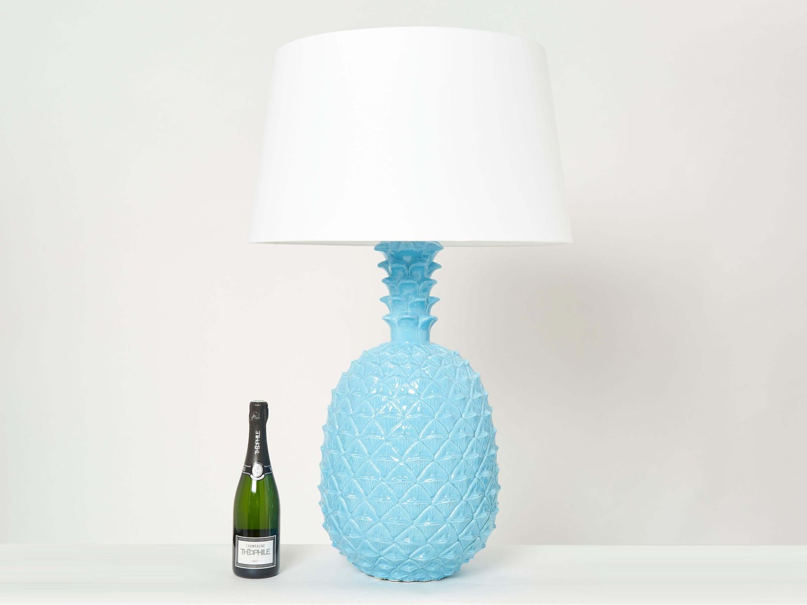Lampe de table Tommaso Barbi en céramique bleue, motif ananas XL, années 1970 photo 4139.205