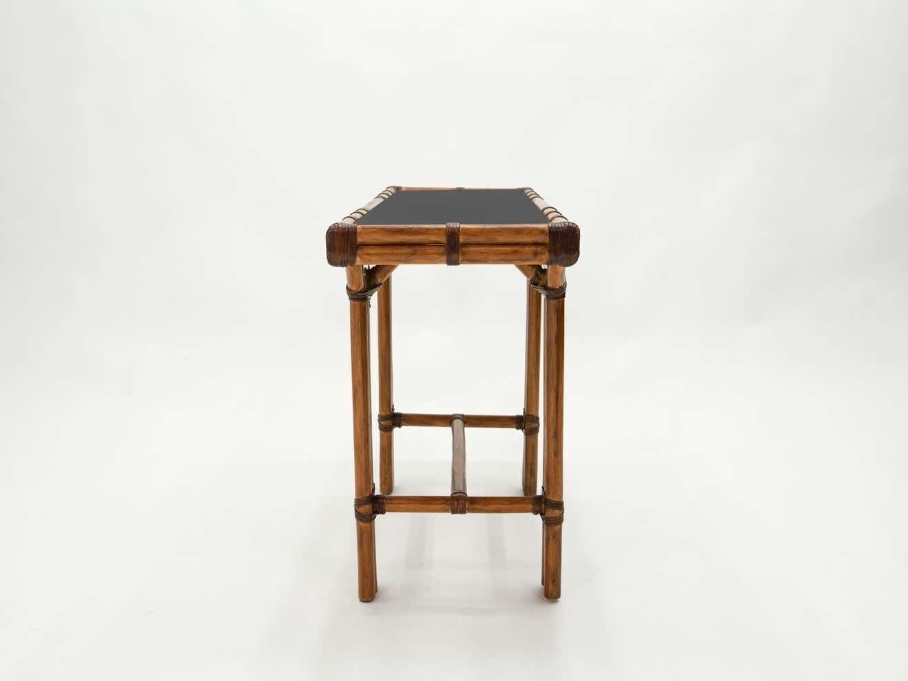 Console française en bambou et laiton, plateau en verre noir, années 1970 photo vintage