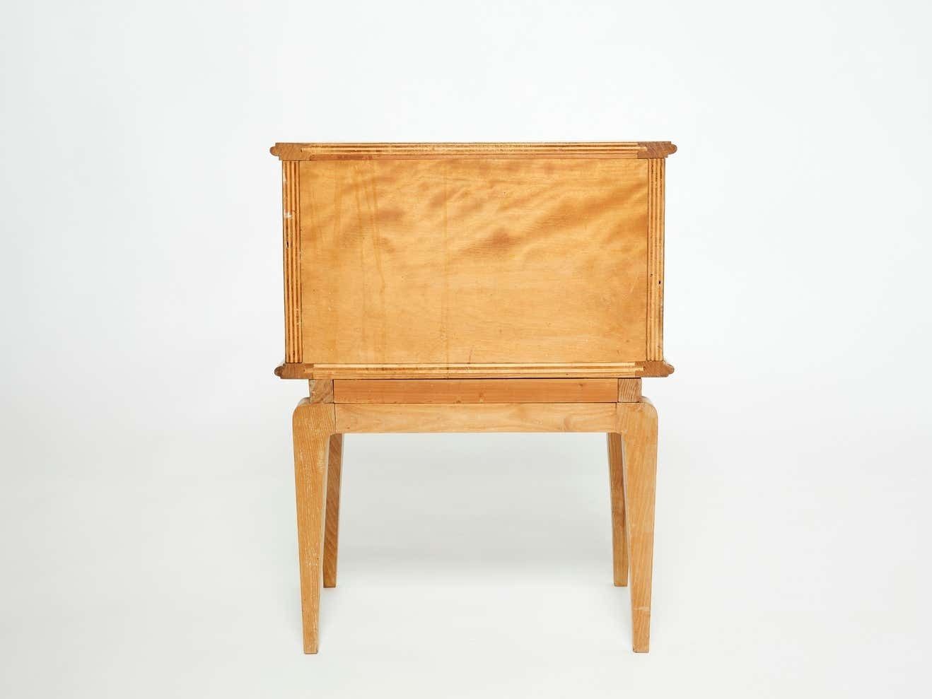 Table de chevet Art déco française en bois de frêne sculpté, années 1940 photo buy