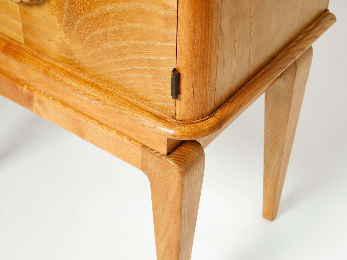 Table de chevet Art déco française en bois de frêne sculpté, années 1940 photo vintage
