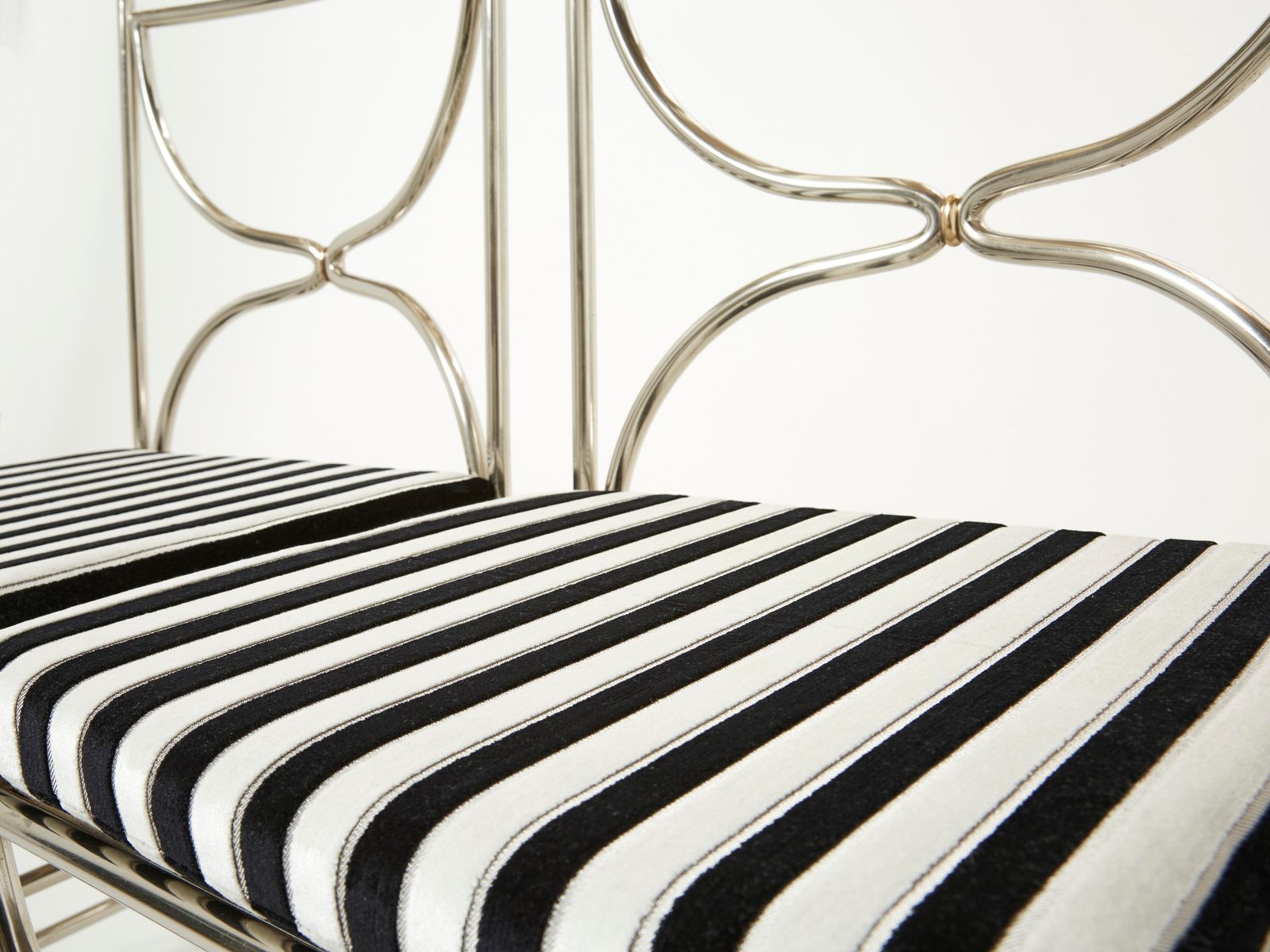 Ensemble de douze chaises curules en acier, laiton et velours, par Maison Jansen, années 1960 photo vinterior