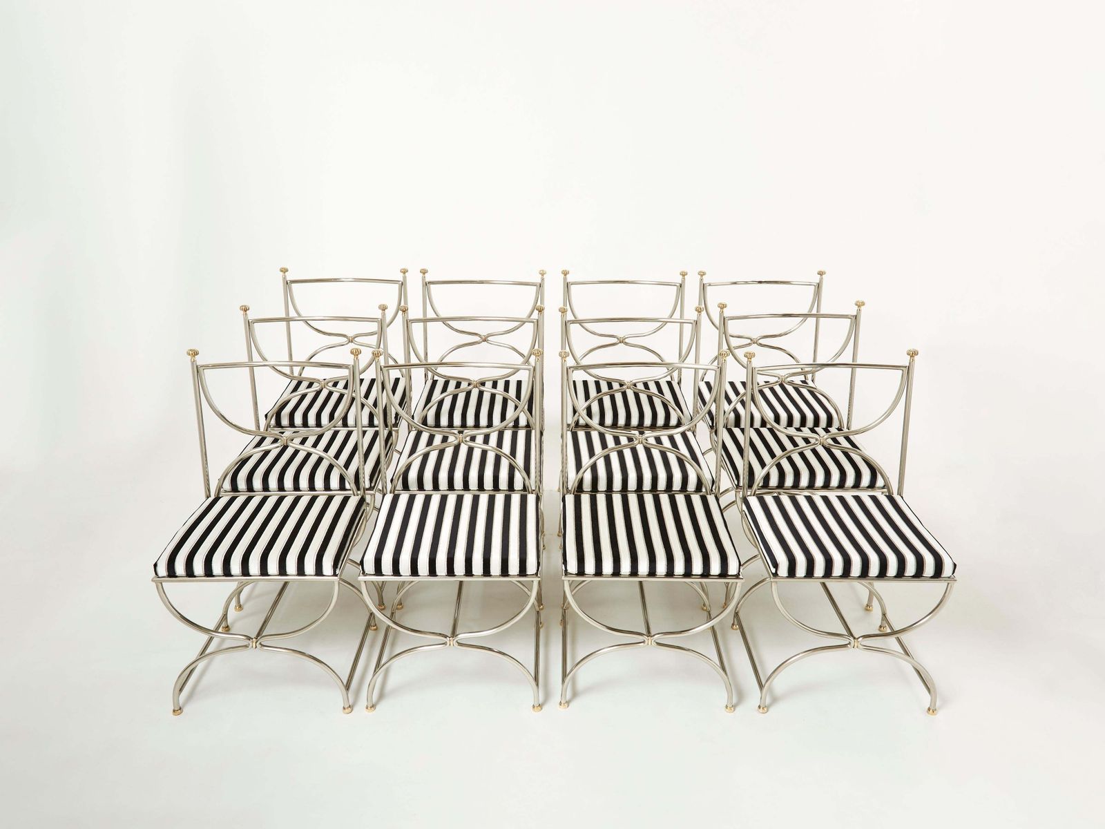 Mobilier Ensemble de douze chaises curules en acier, laiton et velours, par Maison Jansen, années 1960 photo