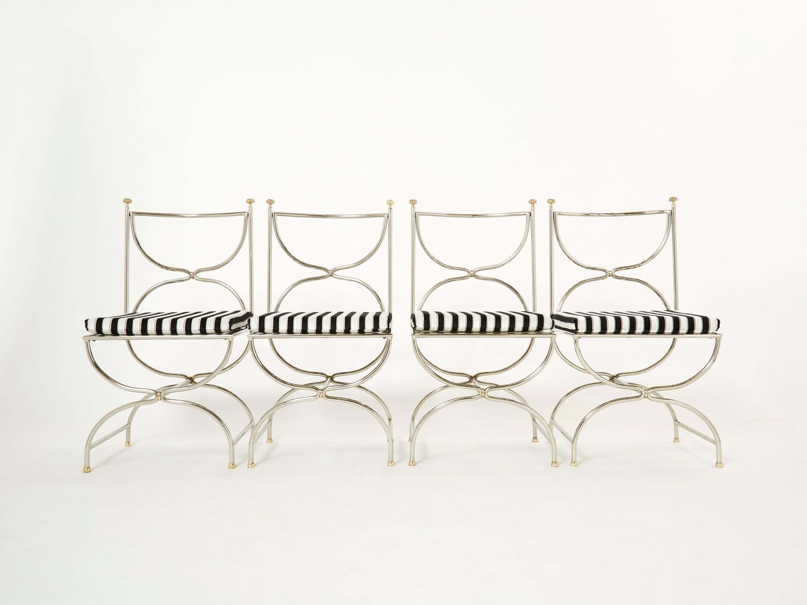 27179.16 Ensemble de douze chaises curules en acier, laiton et velours, par Maison Jansen, années 1960 photo