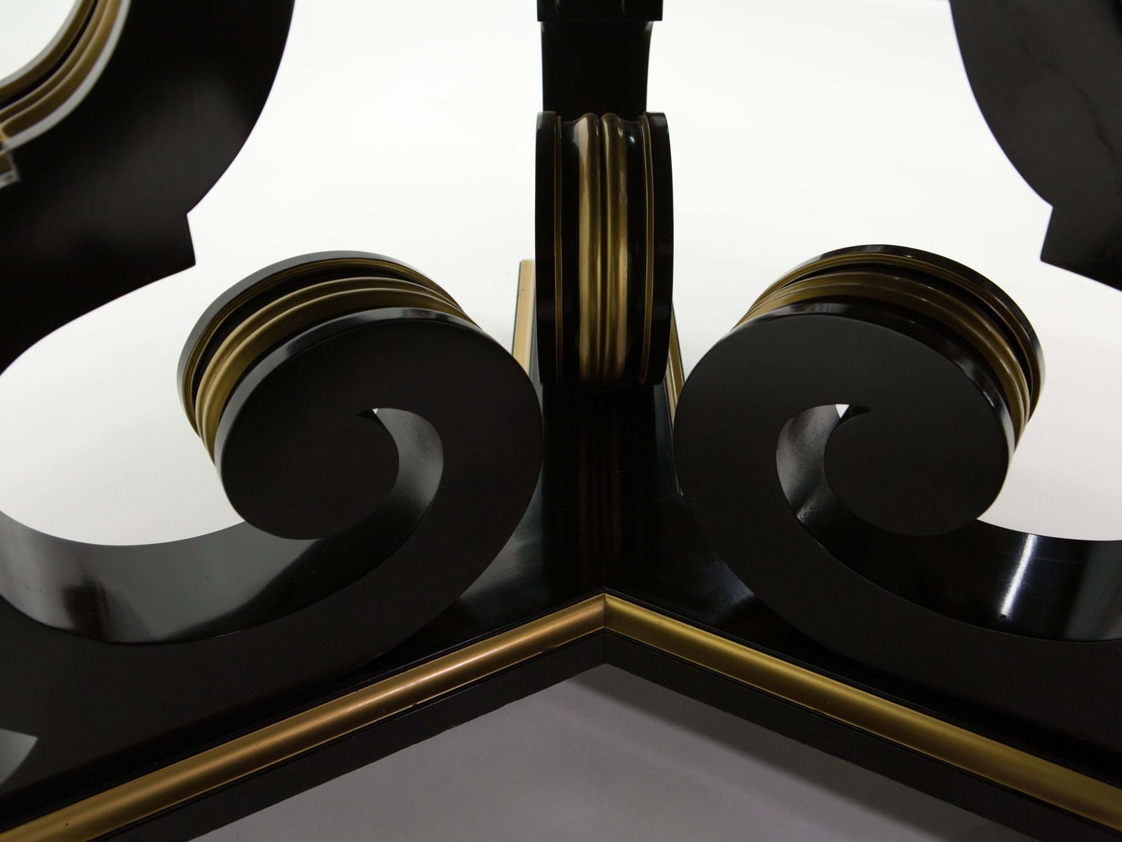 Mobilier Table Maurice Hirsch néoclassique noire dorée à plateau miroir, années 1970 photo