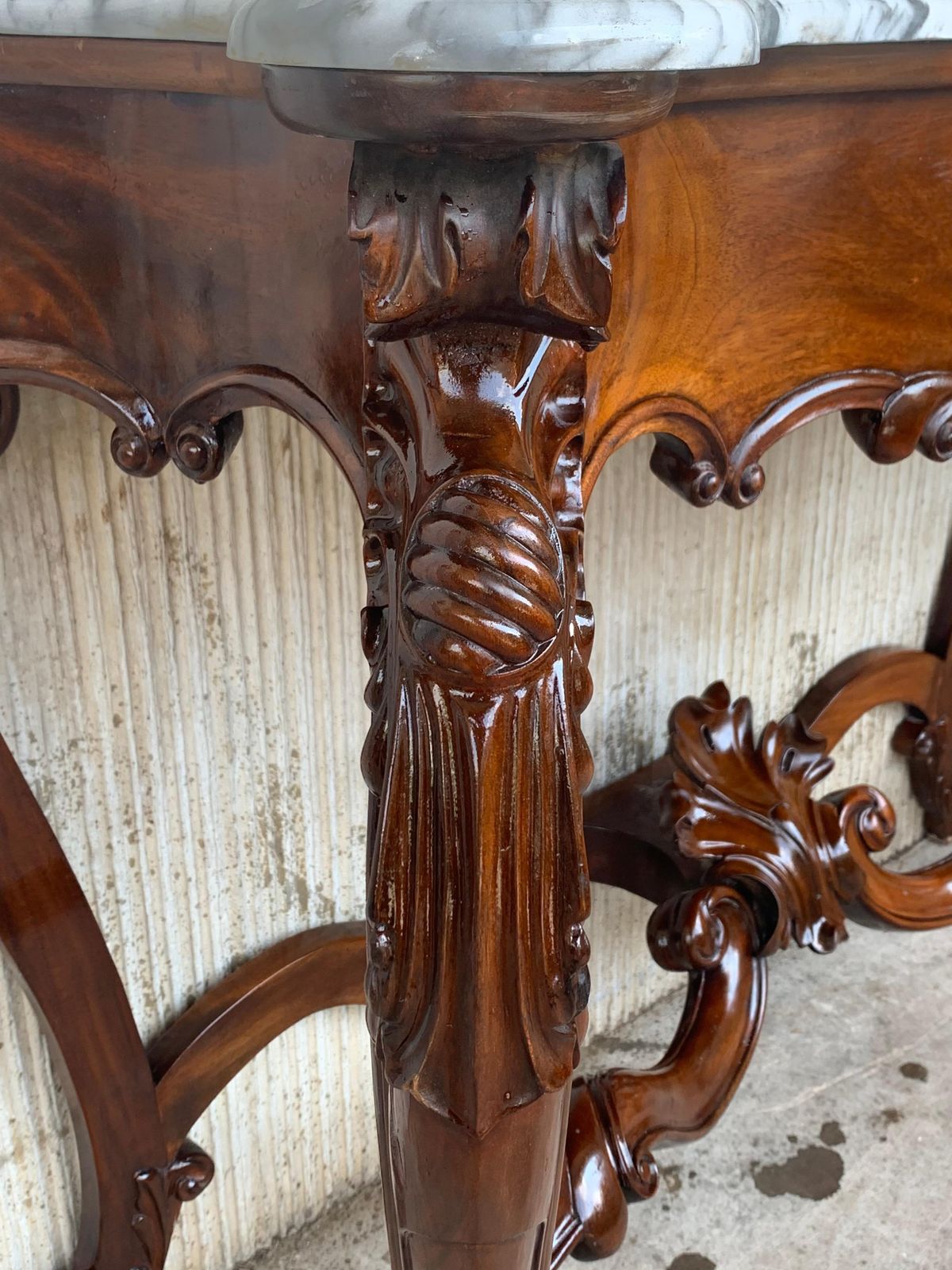 photo vintage Console Régence française en noyer sculpté, plateau en marbre blanc, 2 disponibles
