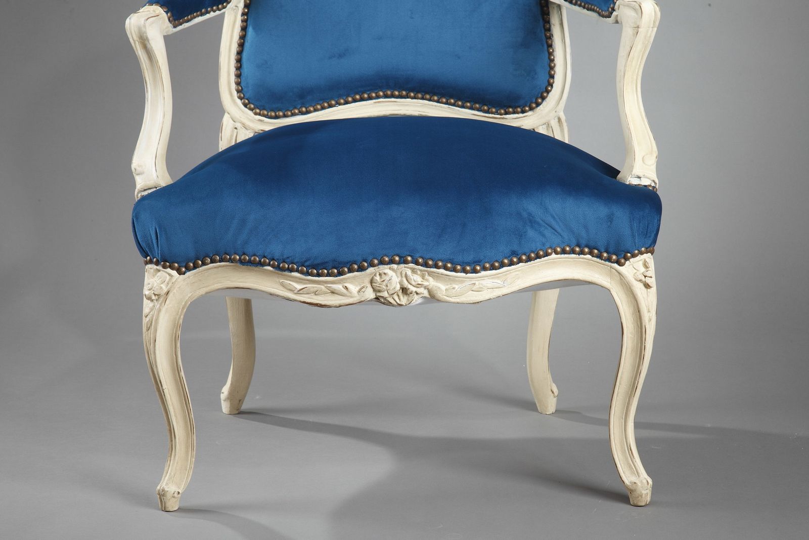 photo vintage Quatre fauteuils en velours bleu paon d'époque Louis XV