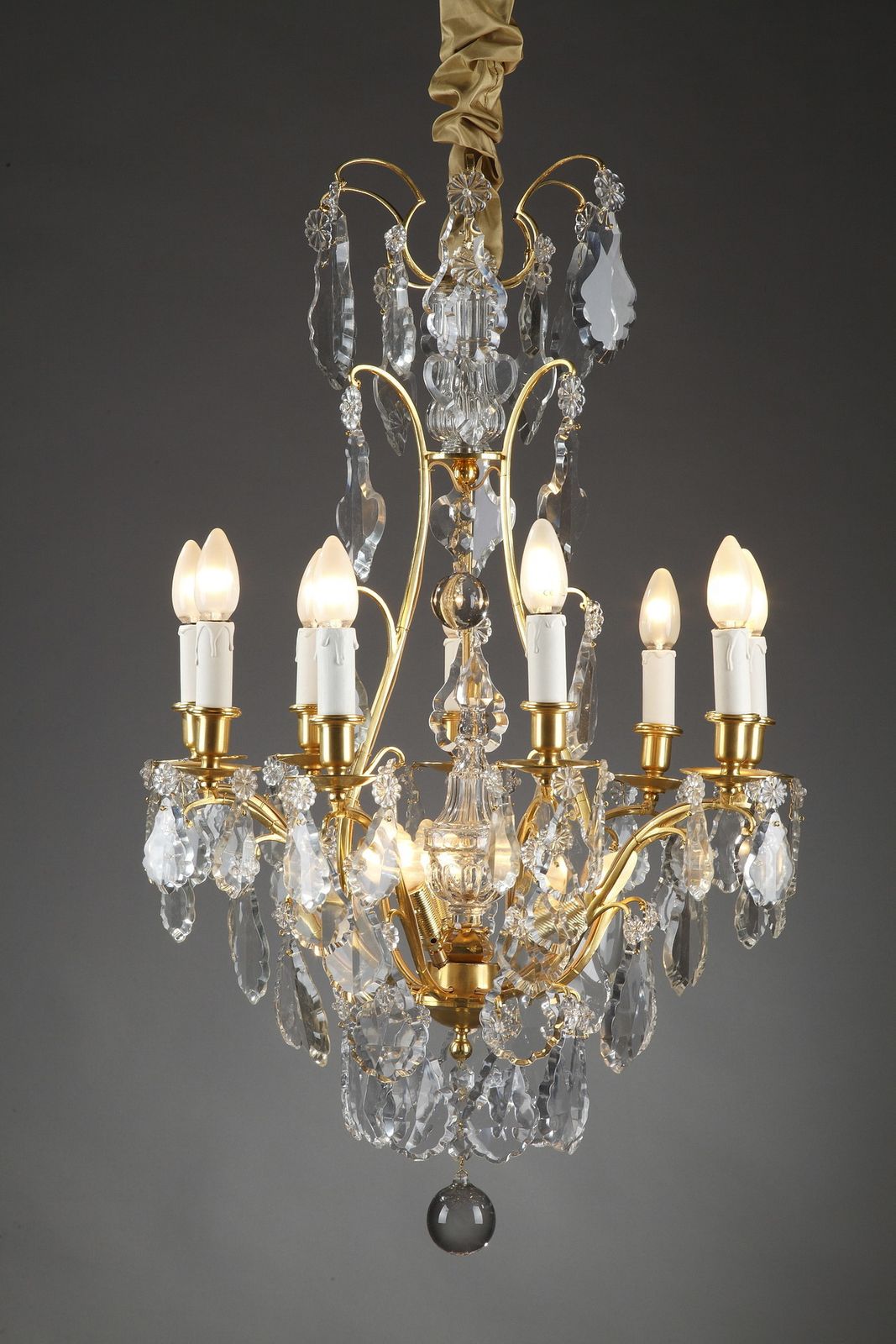 Lustre à huit bras de lumière en bronze doré et pendeloques photo Luminaires