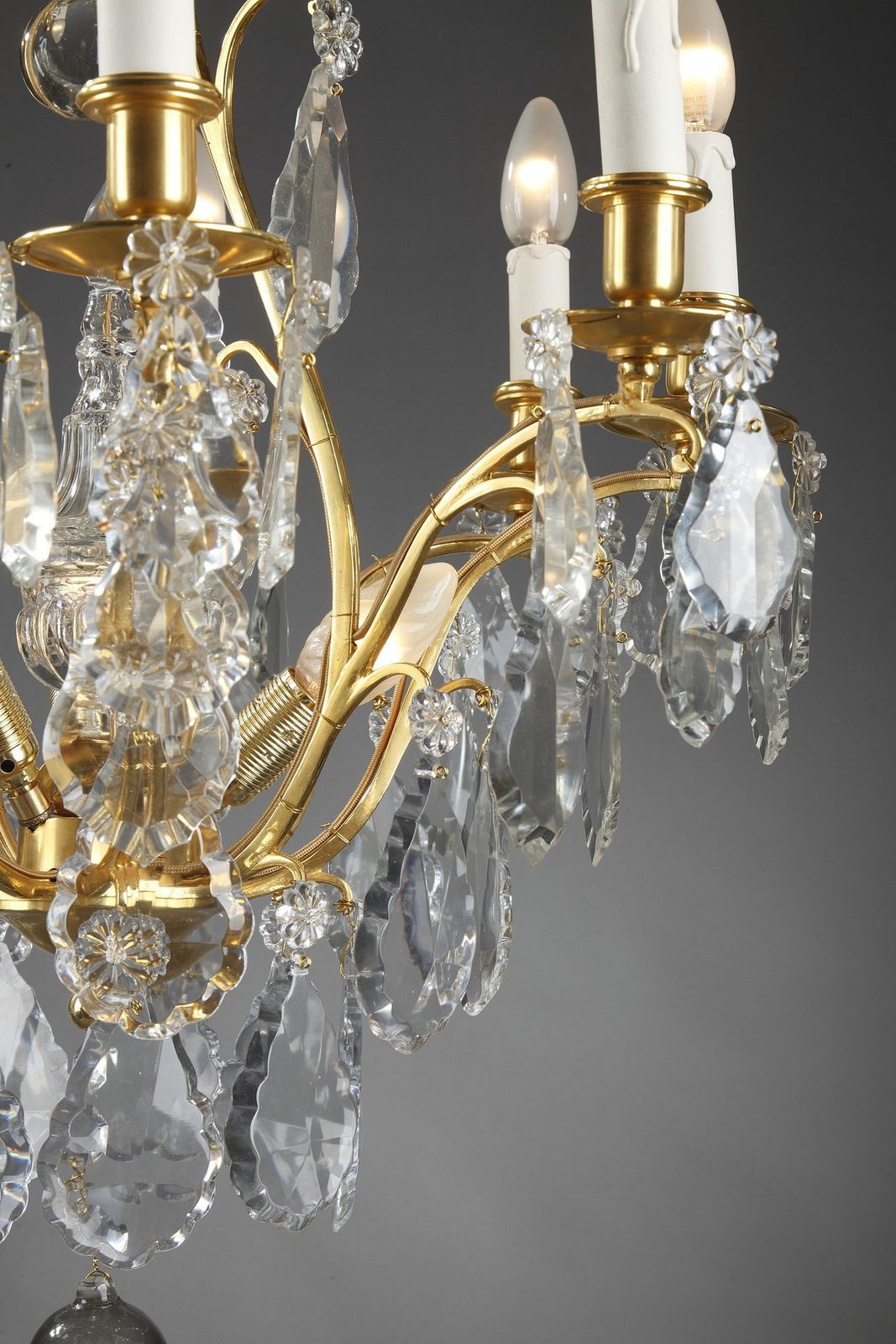 photo vintage Chandelier With Eight Arms Of Lights In Gilded Bronze And Pendants