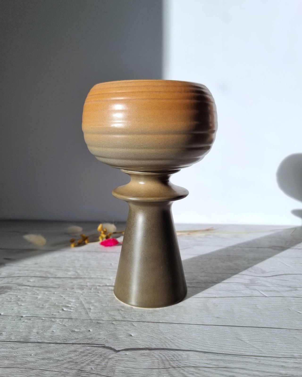 Beswick Mid Century Atomic Influence, Modernist, Earth Tone Palette Stylised Ufo Planter, 1950s 70s photo vinterior