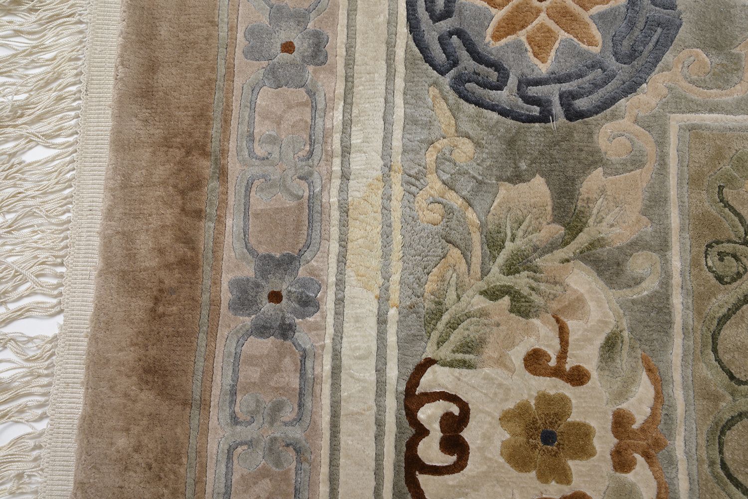 photo vintage Large Oriental 20th Century Chinese  Silk Rug Cream Green Blue Rust Lotus Flowers