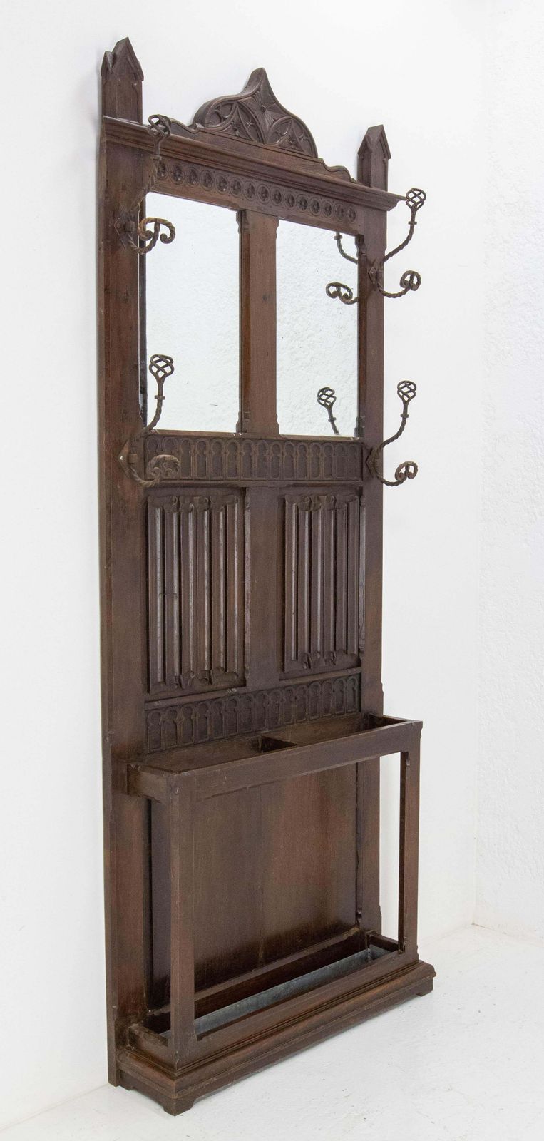 Portemanteau en chêne de style gothique avec miroirs, milieu du XIXe siècle photo for sale