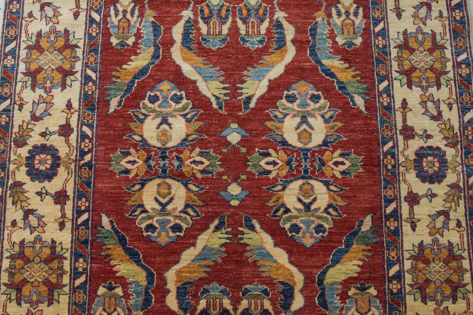 Traditioneel Handgeweven Tapijt In Sultanabad Stijl photo Textiel