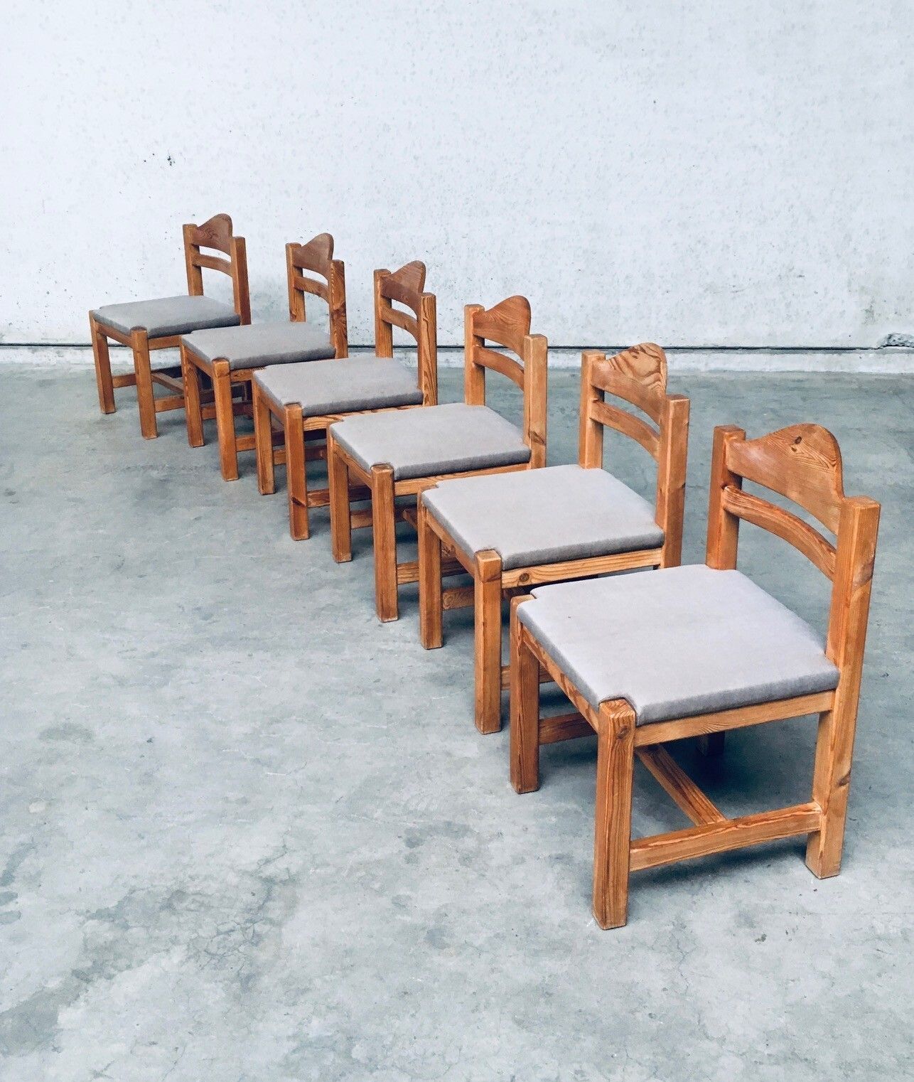 Meubels Brutalistisch Design Eetkamerstoelen Van Grenenhout – Vierkant Model, Jaren 1970 photo