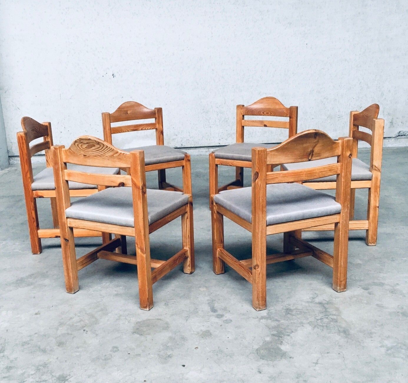 photo vinterior Brutalistisch Design Eetkamerstoelen Van Grenenhout – Vierkant Model, Jaren 1970