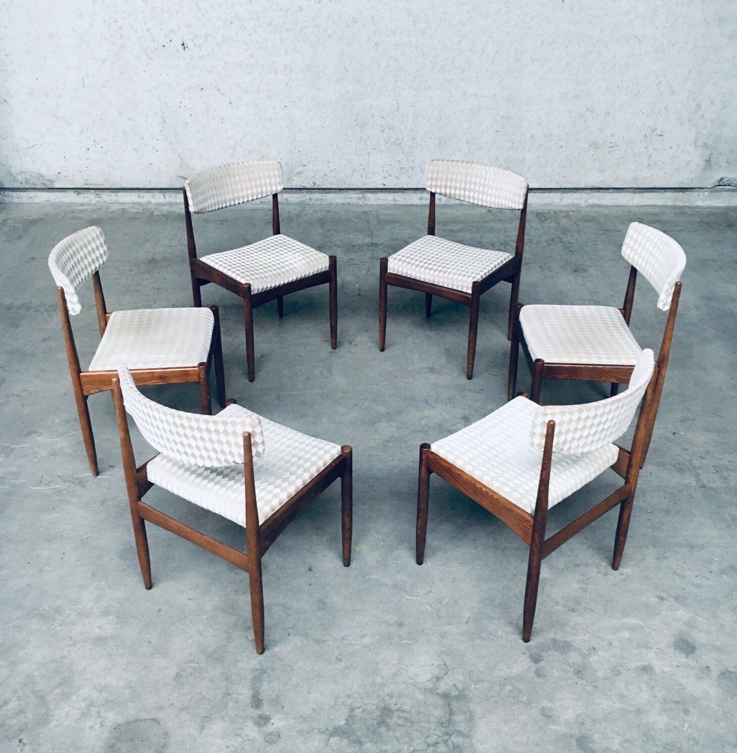 photo for sale Mid Century Modern Scandinavisch Design Teakhouten Eetkamerstoelen, Ca. Jaren 1960