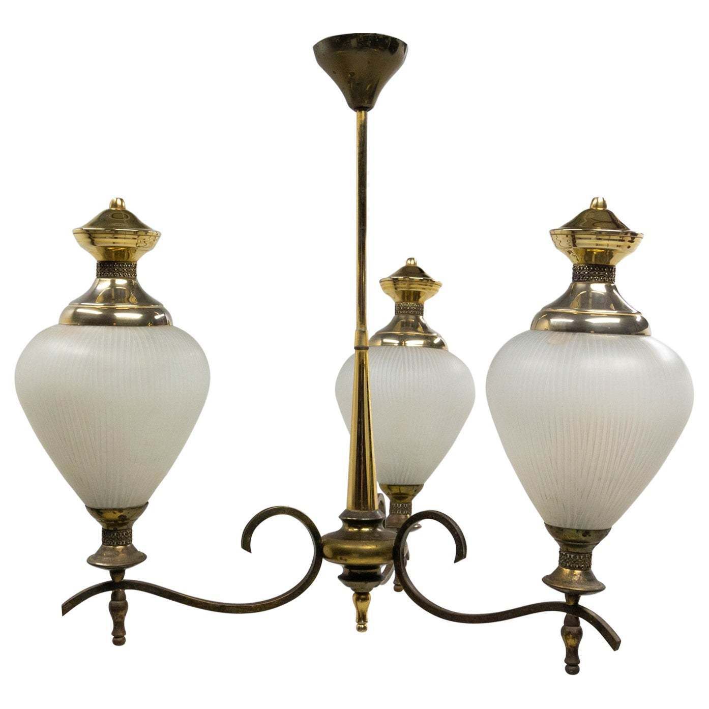 Lustre plafonnier français trois lumières en verre et laiton, vers 1960