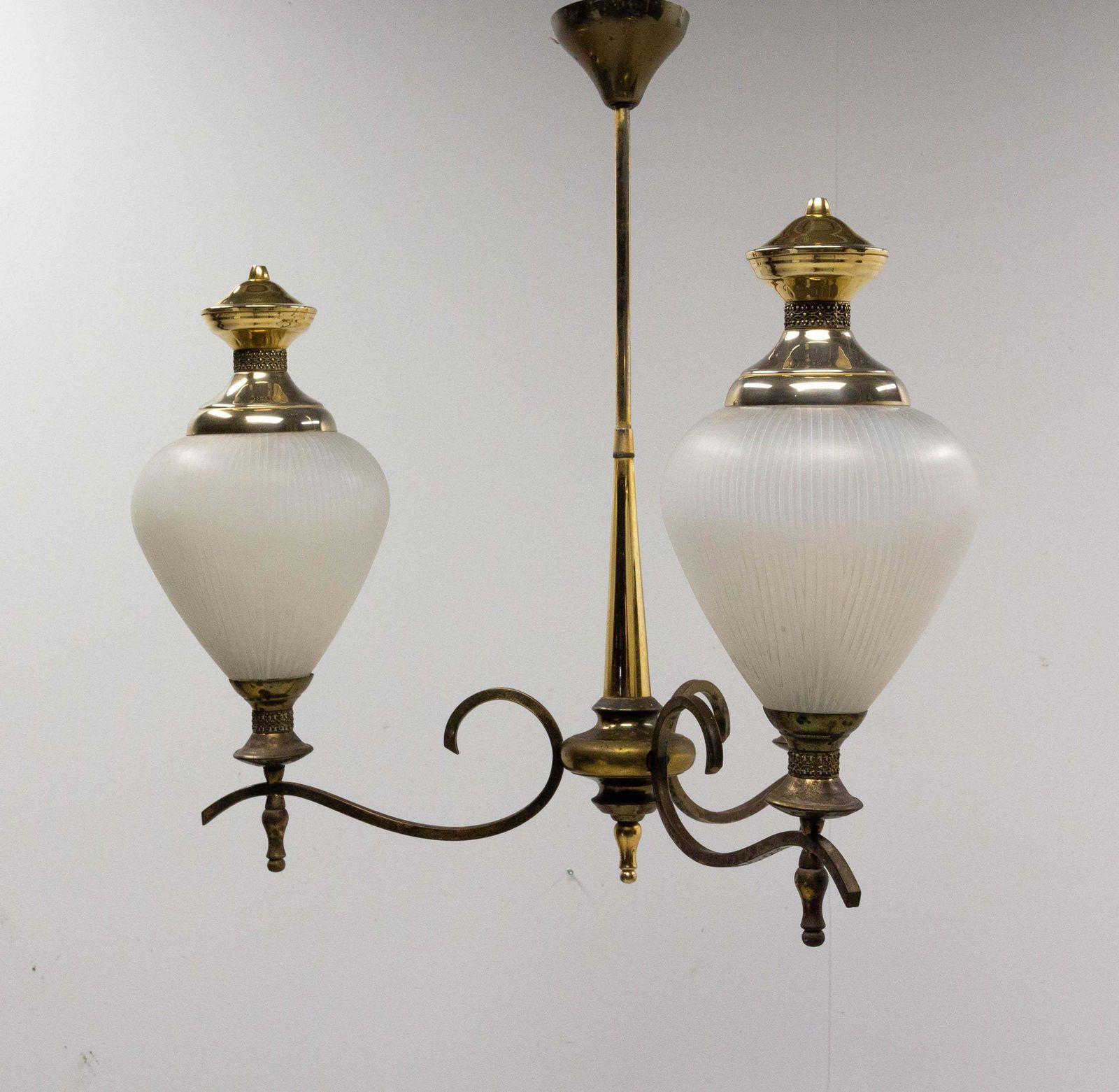 Lustre plafonnier français trois lumières en verre et laiton, vers 1960 photo for sale