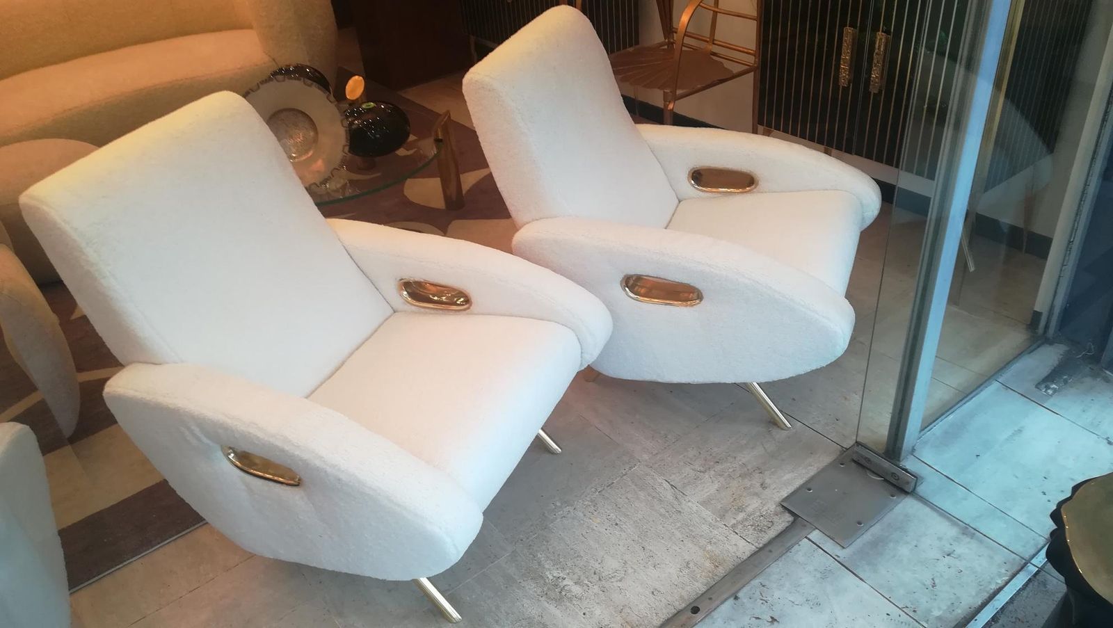 photo vintage Pair Of Armchairs In Soft White Fabric