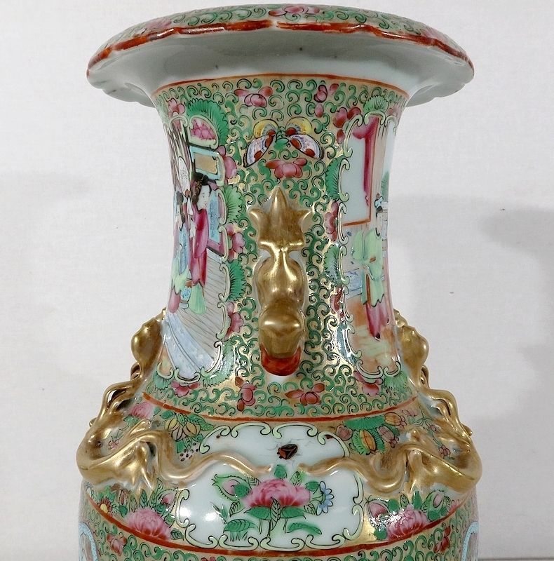 photo vintage Canton Porcelain Vase On Wooden Base, China, 19th Century