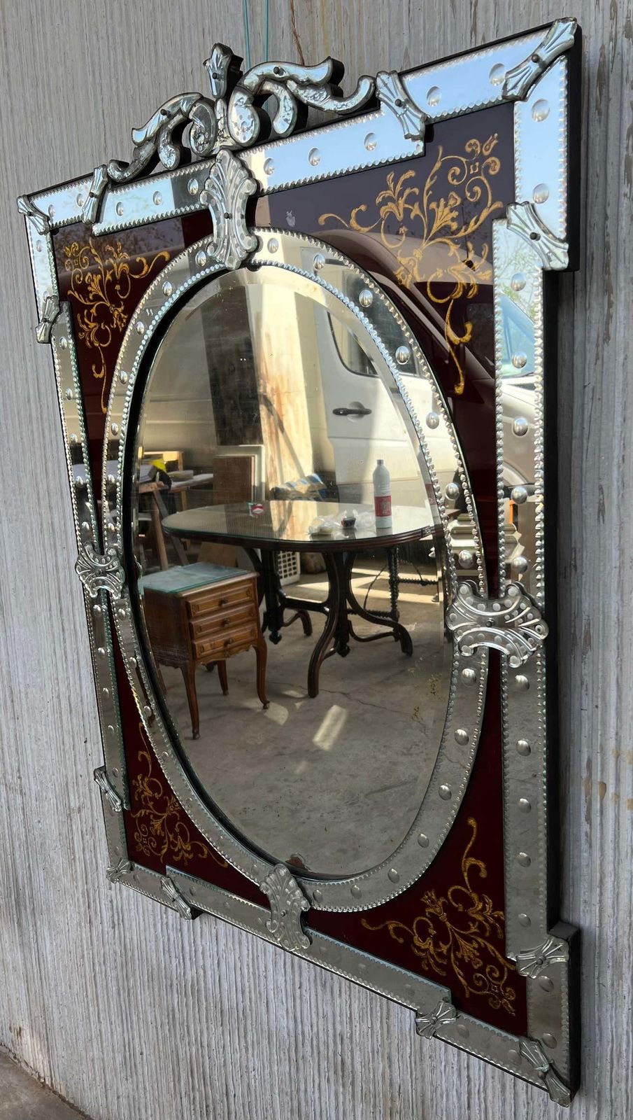Miroir vénitien à fronton, verre grenat orné de fleurs, 1880-1900 photo for sale