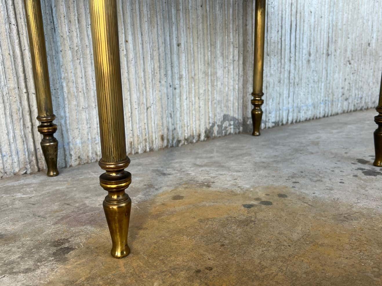 Mobilier Table basse Hollywood Regency en bronze avec plateau en verre fumé, début du XXe siècle photo