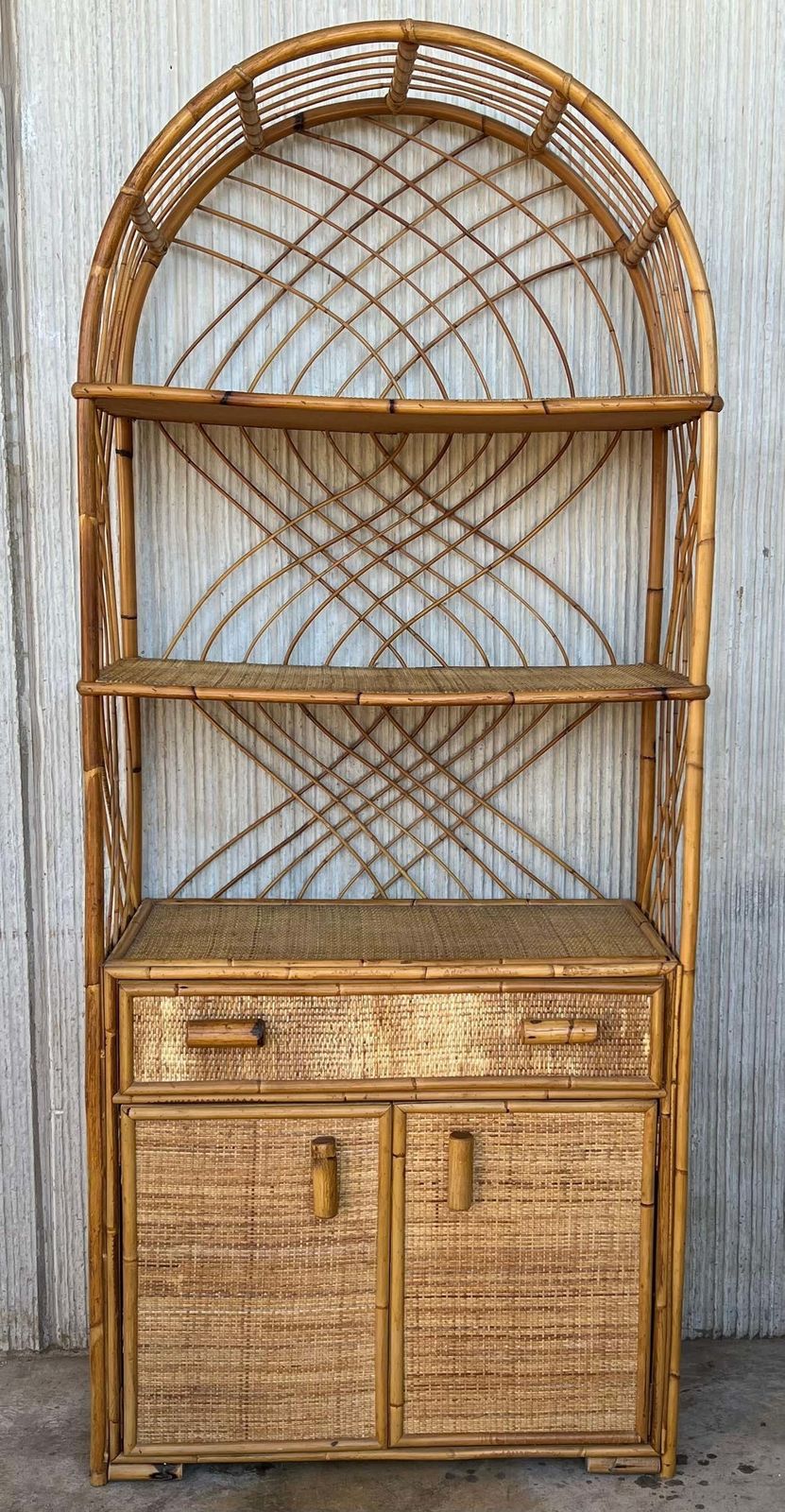Bibliothèque mid-century courbée à étagères et portes en bambou, design italien photo furniture