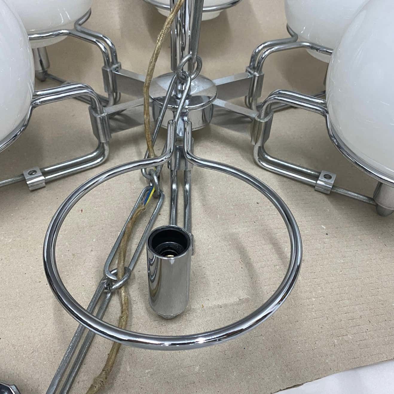 photo vinterior 1970s Set Of Two Space Age Opaline Glass And Chromed Metal Italian Pendants