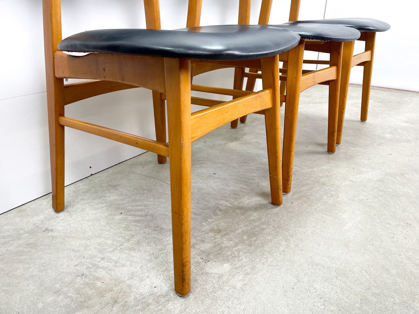 Skaileren Chairs With Wood Base photo vinterior