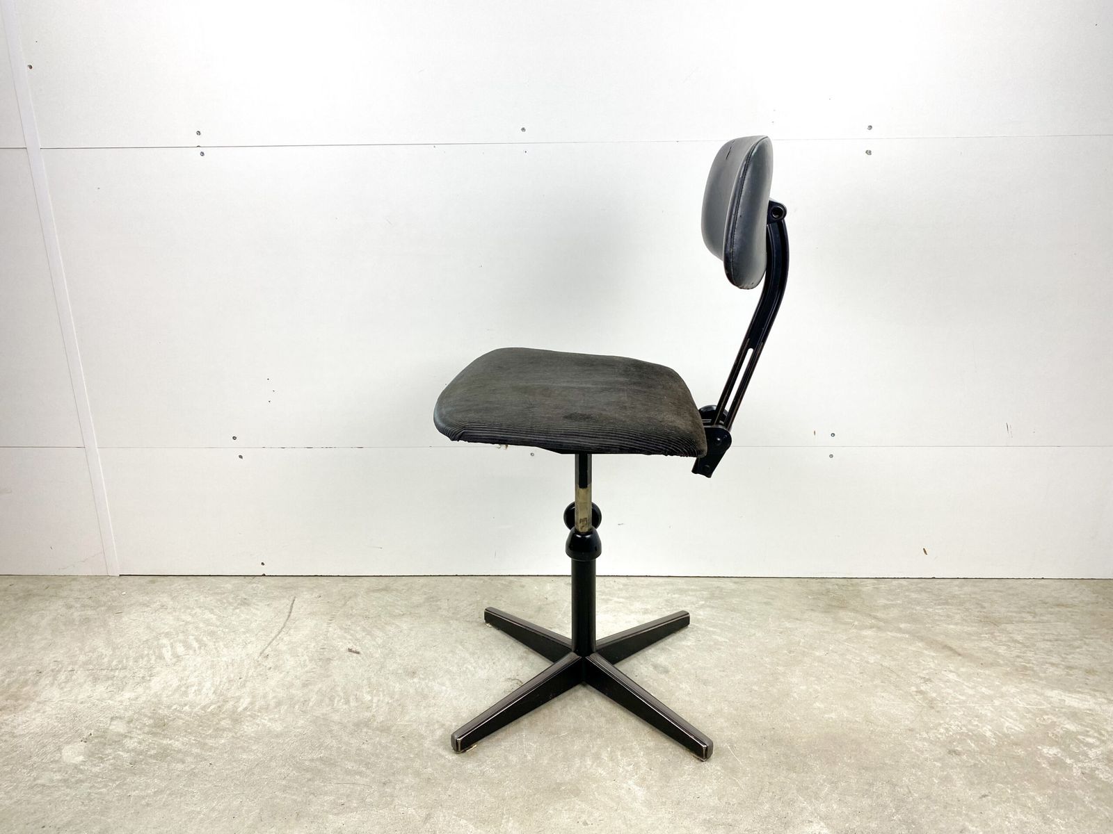 Black Ahrend De Cirkel Office Chair photo for sale
