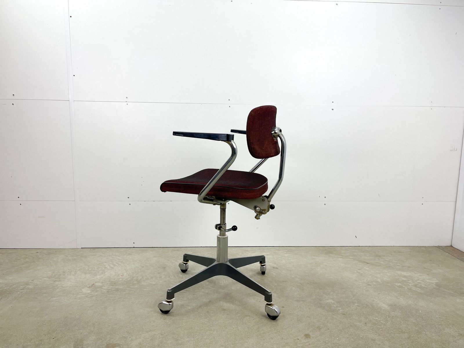 Furniture Office Chair With Armrests photo
