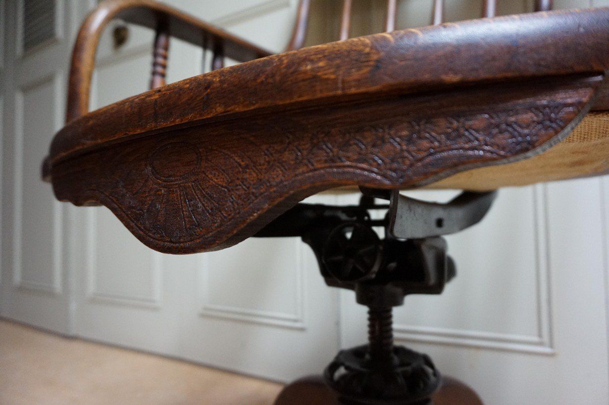 photo furniture 19th Century American Oak Revolving Library Armchair