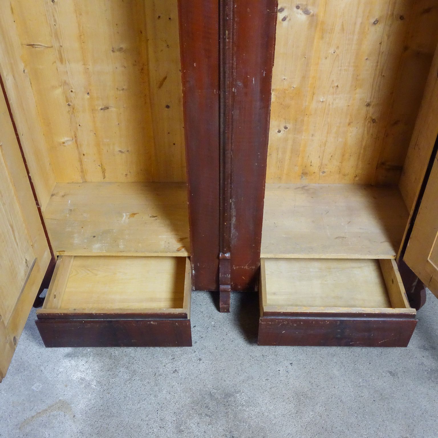 photo for sale Brocante Tweedeurskast – Patina – Begin 1900