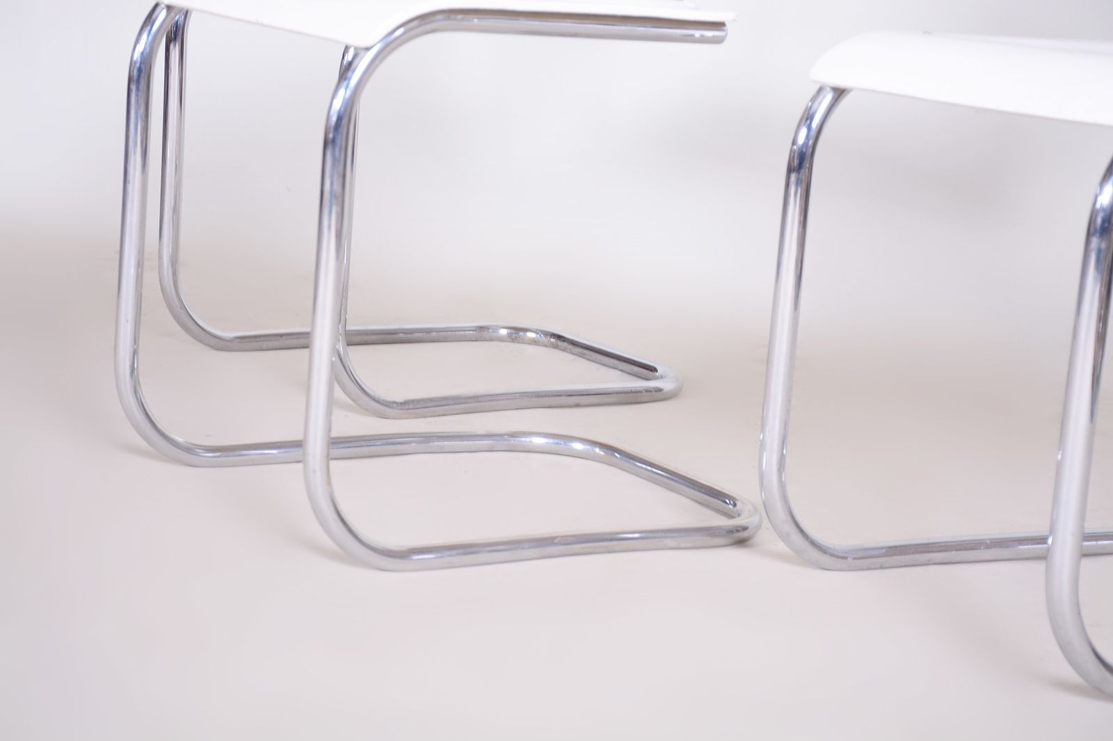 photo vintage Pair Of Original White Mucke Melder Chairs And Stool Made In 1930s Czechia