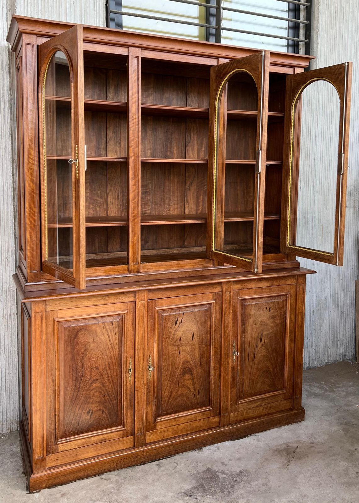 Bibliothèque ou vitrine du début du XXe siècle en pin espagnol, trois portes vitrées en arc photo 7743.0