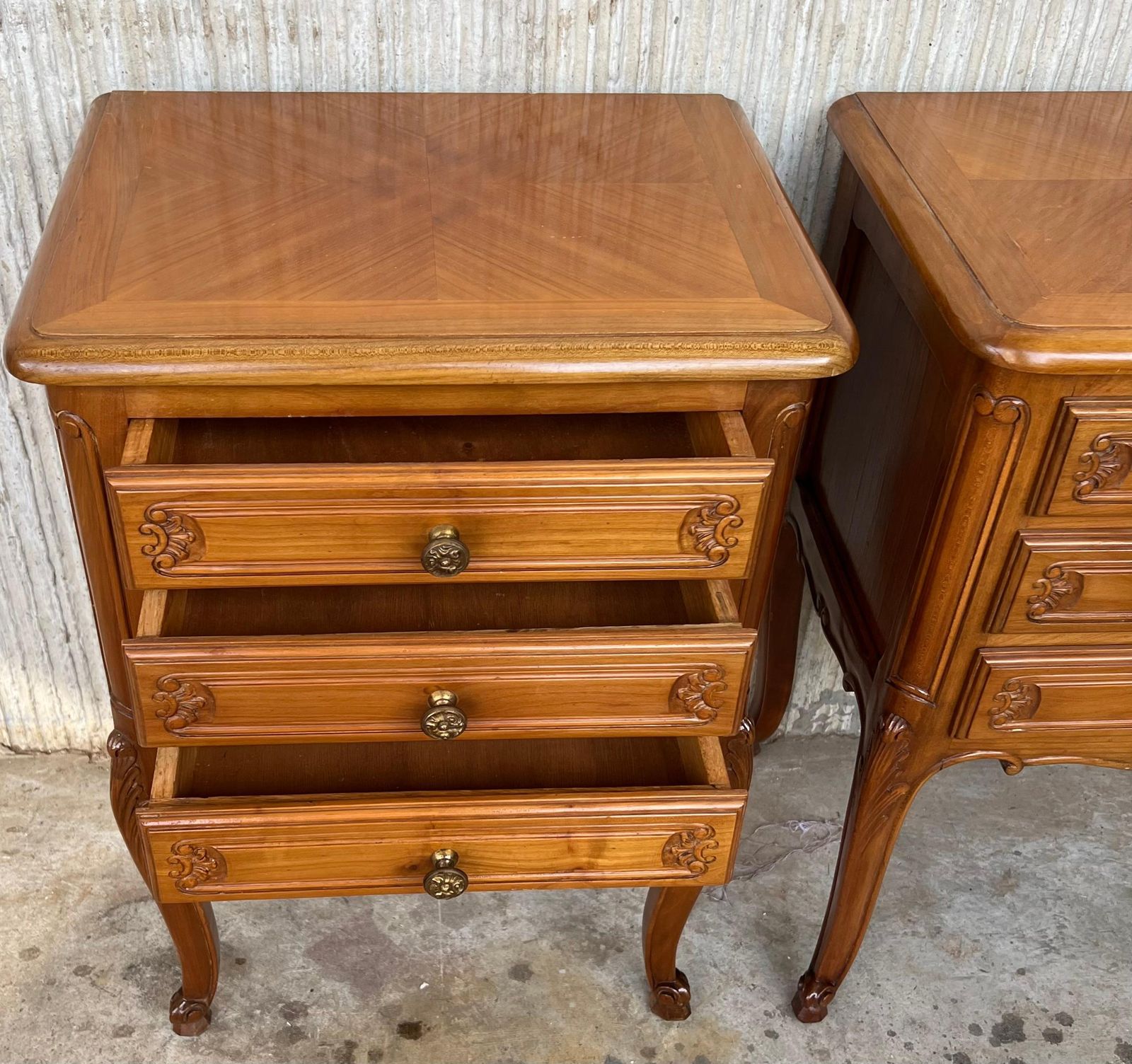 Paire de tables de chevet de style Louis XVI à trois tiroirs et pieds en cabriole photo vintage