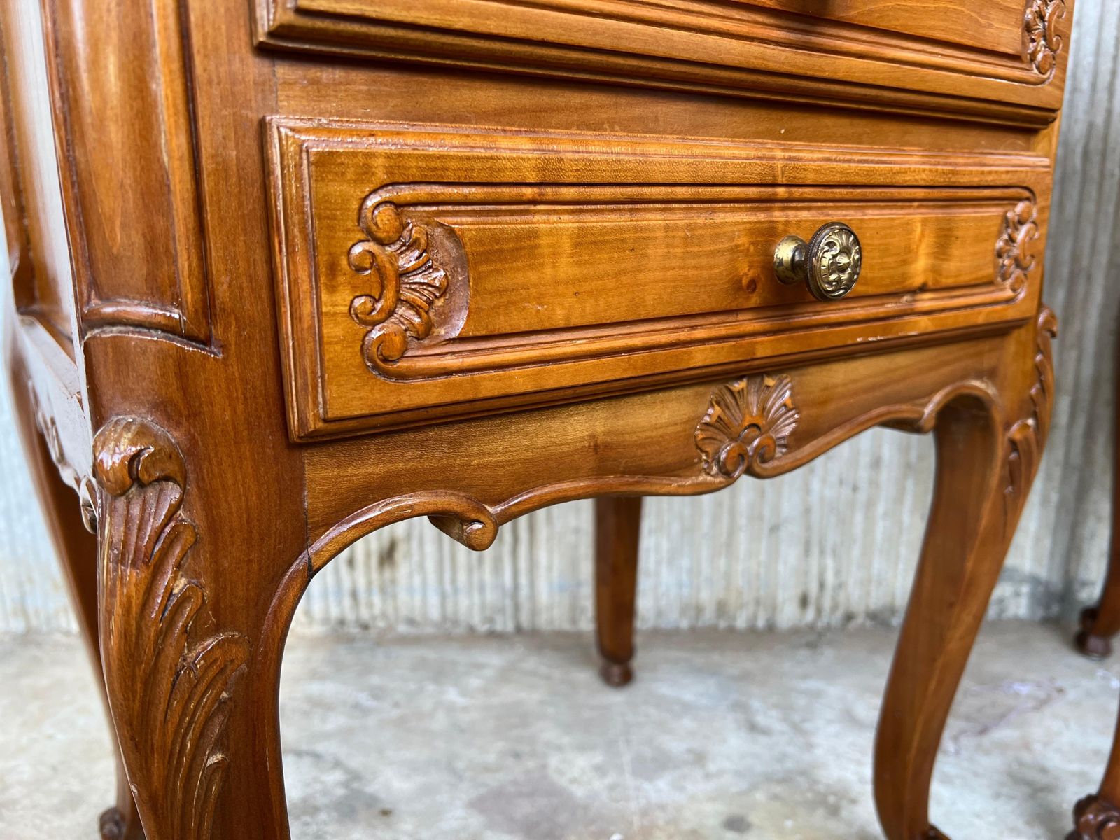 Mobilier Paire de tables de chevet de style Louis XVI à trois tiroirs et pieds en cabriole photo