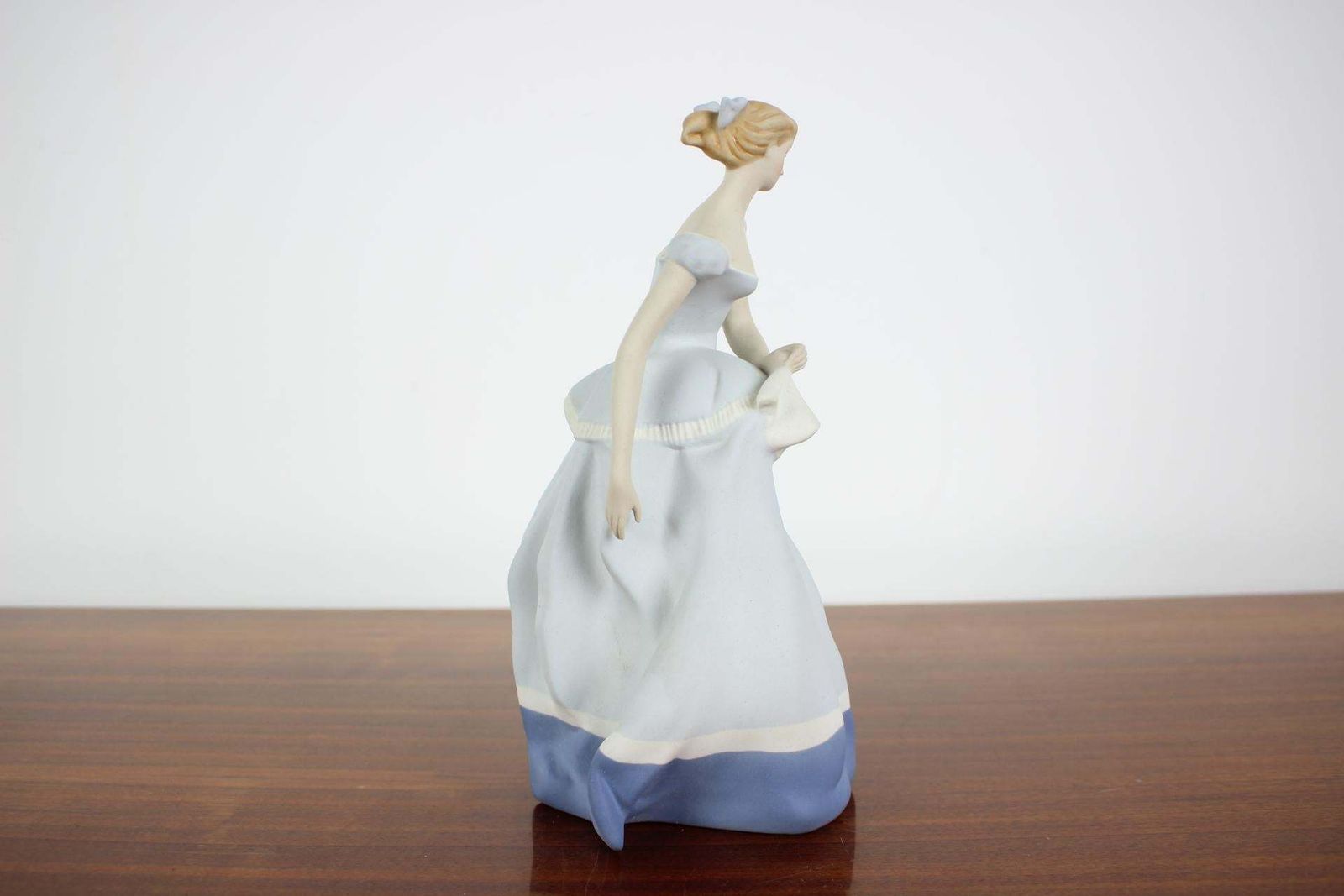 Porcelain Statue Of A Woman, Royal Dux photo vinterior