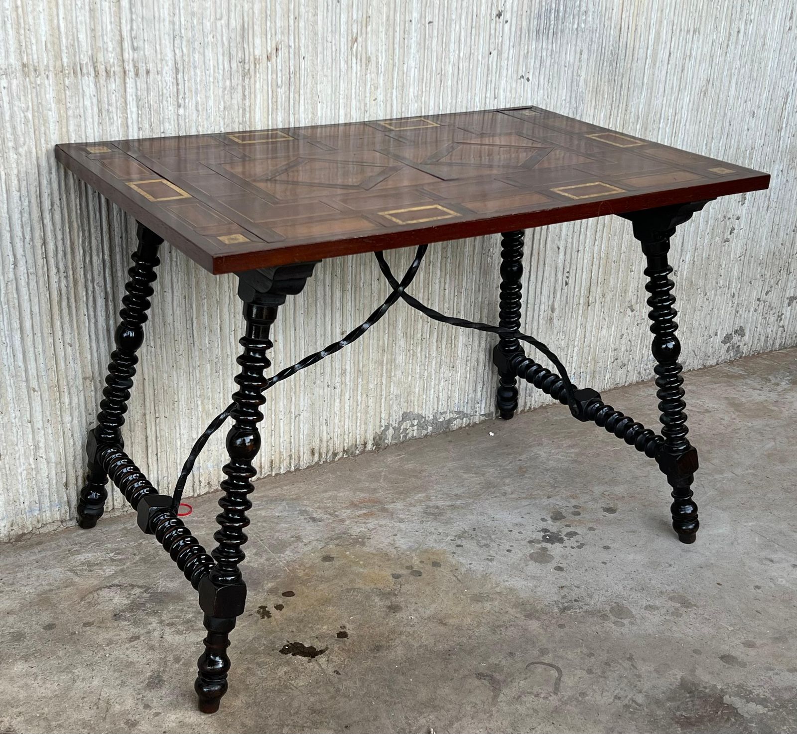 Table d'appoint baroque espagnole XIXe siècle, plateau en marqueterie et entretoise en fer photo Mobilier