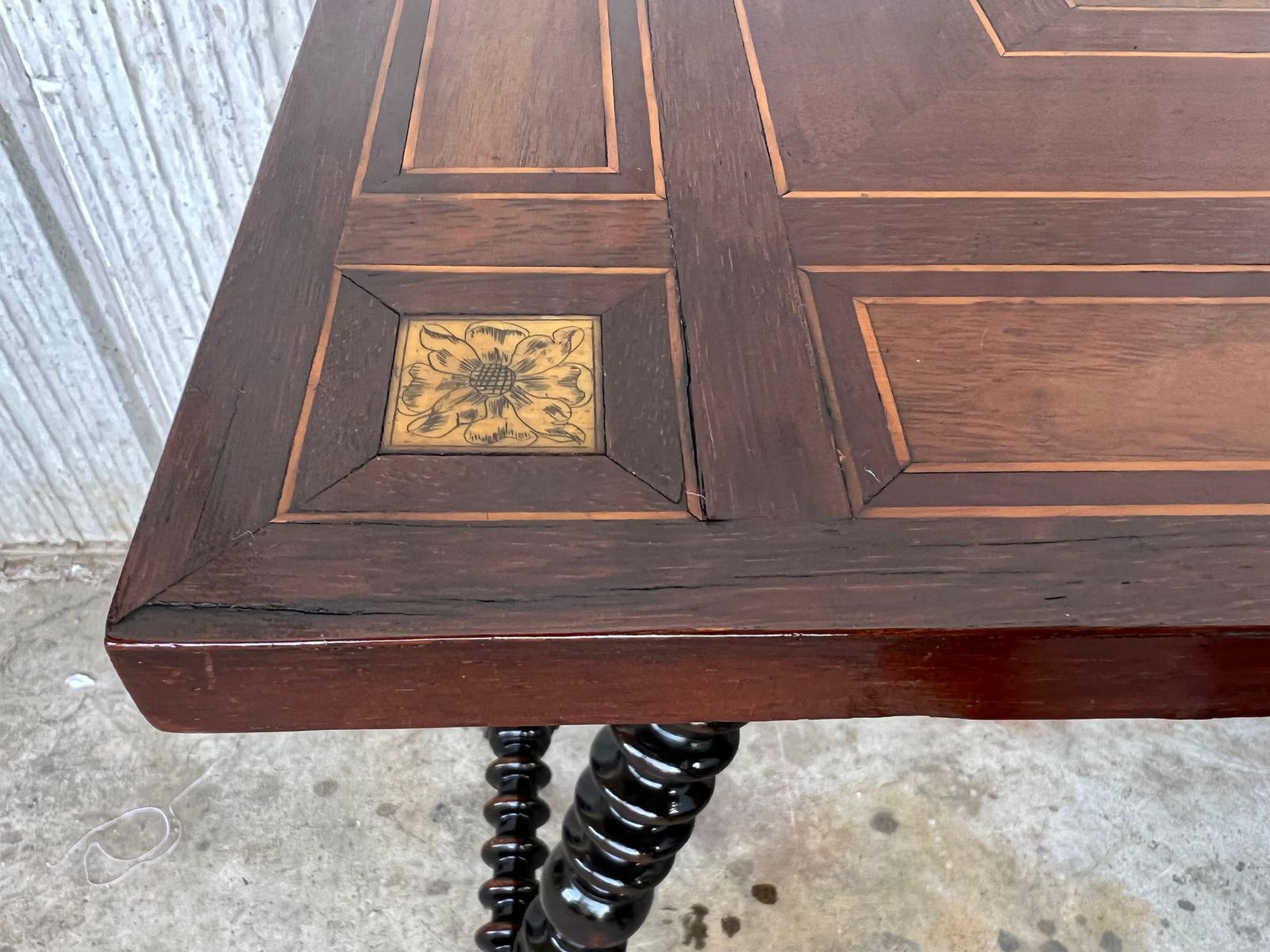 3011.0 Table d'appoint baroque espagnole XIXe siècle, plateau en marqueterie et entretoise en fer photo
