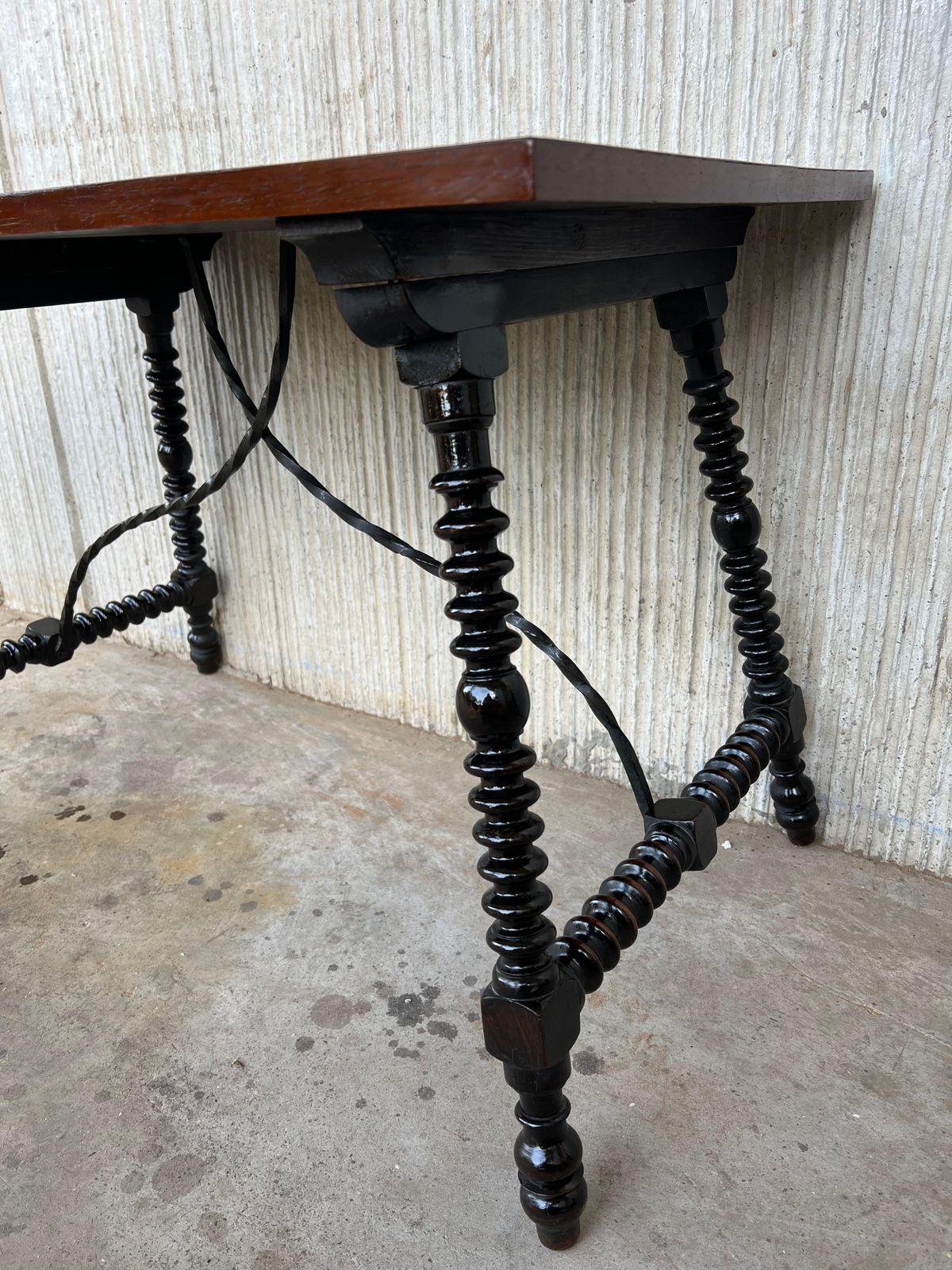 photo vintage Table d'appoint baroque espagnole XIXe siècle, plateau en marqueterie et entretoise en fer