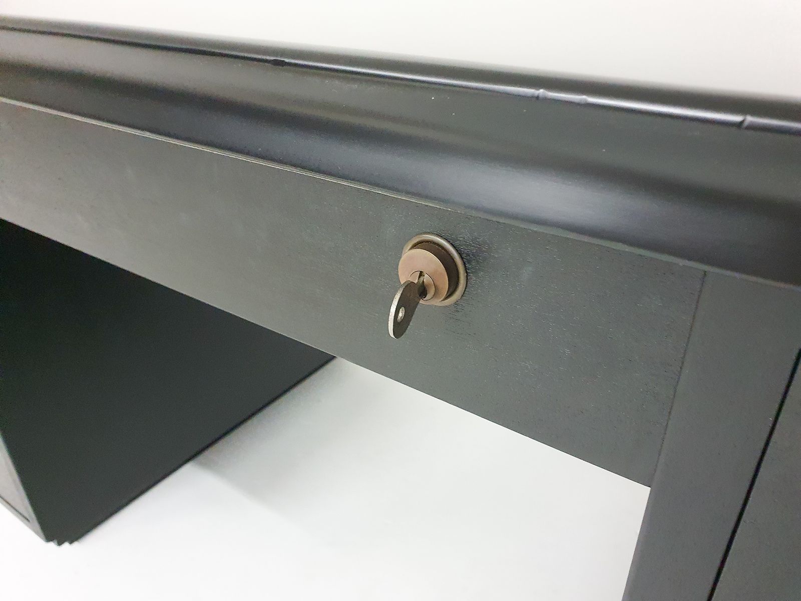 photo furniture Groot Zwart Houten Directiebureau, Ca. Jaren 1960