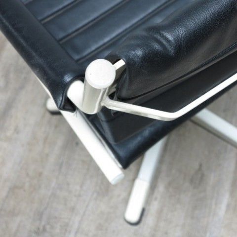 Vintage Hair Salon Leather Armchair With Pump Mechanism. 1970   1975 photo 603.0