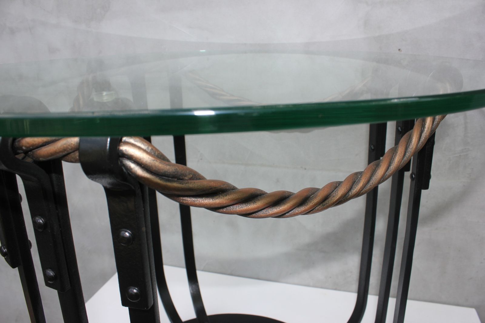 photo furniture Unique Coffee Table Wrought Iron Foot With Round Glass Raft Guest Room Furniture
