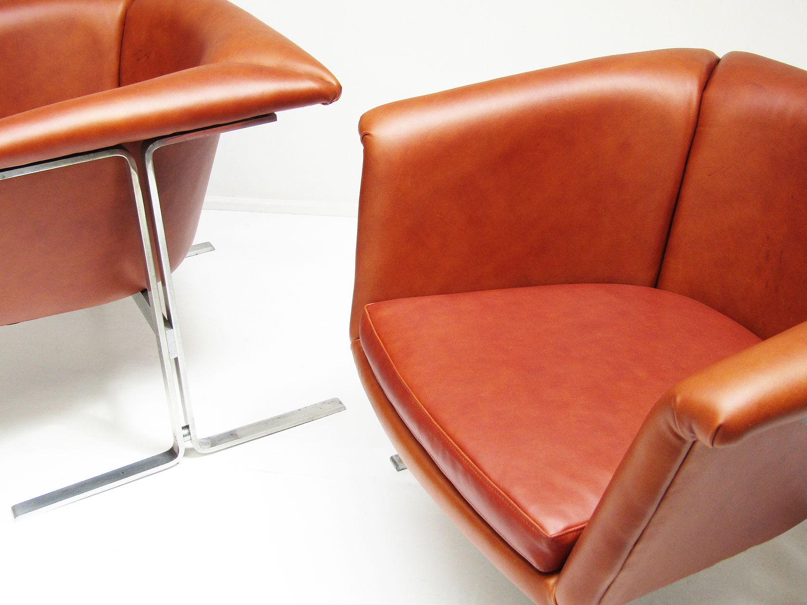 Two Space Age "042" Chairs By Geoffrey Harcourt For Artifort photo Furniture
