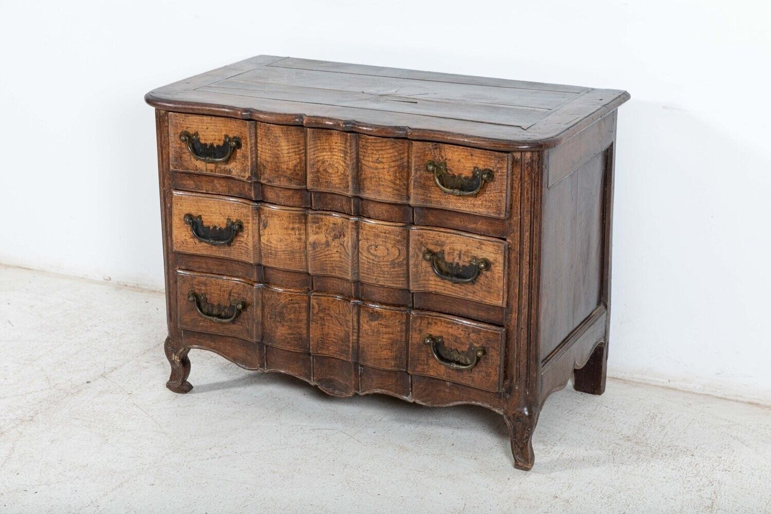 18thc French Provincial Serpentine Walnut Commode photo 4313.0